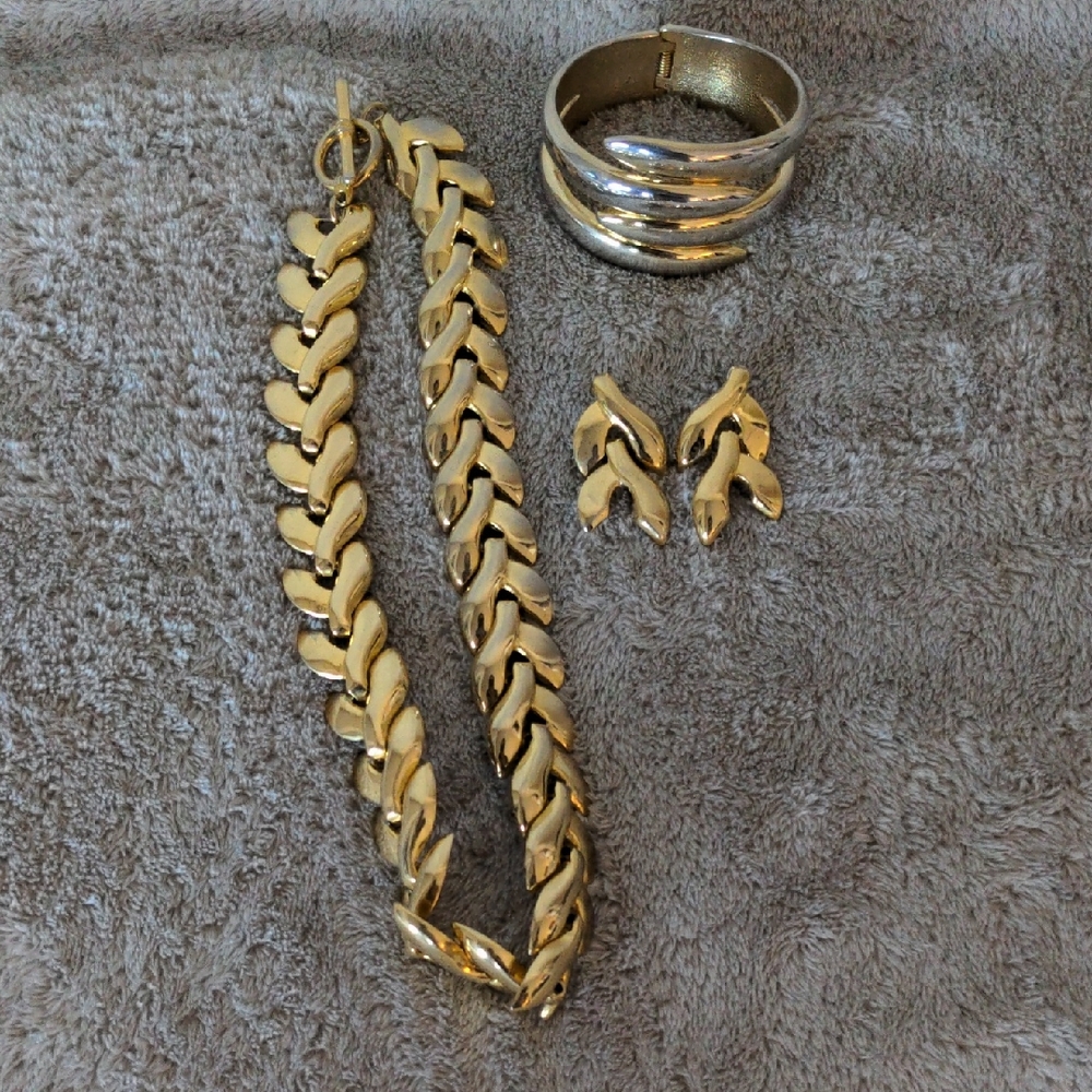 Vintage Gold Plated Jewelry Set with Necklace, Bracelet, and Earrings